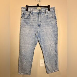 LIKE NEW - Abercrombie High Rise Mom Jeans - Size 31 Short